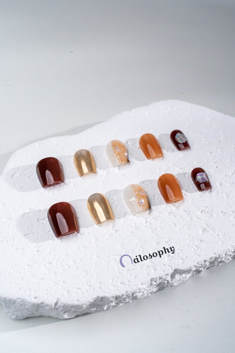Nailosophy أظافر جيل مضغوطة يدوية الصنع بلون موكا بني وكروم ذهبي رخامي | شكل مربع - Image 1